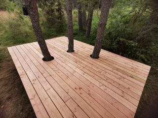 Terrasse en bois dans la clairière