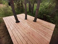 Terrasse en bois dans la clairière