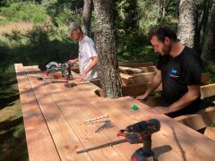 Terrasse en bois dans la clairière