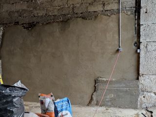 Enduits chaux-terre sur mur en pisé