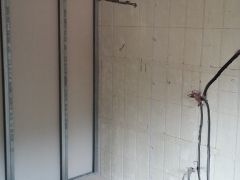 Installation des gaines dans de l’isolant en polystyrène