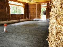 Auto construction maison en paille porteuse