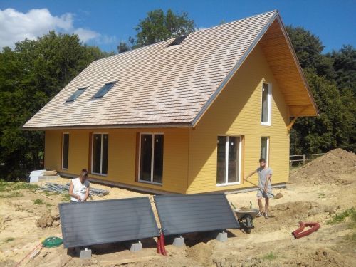 Capteurs et ballons solaires en chantier école en Normandie