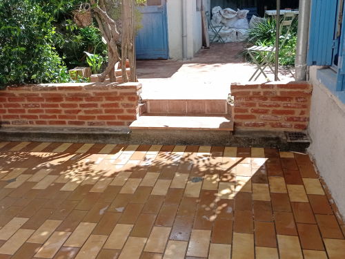 Maçonnerie d'un muret en brique foraine