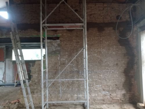 Reprise de fissure dans mur en terre crue