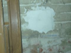 Reprise de fissure dans mur en terre crue