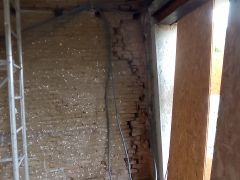 Reprise de fissure dans mur en terre crue