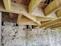 Solivage dans une dépendance.