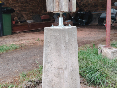 Renforts de charpente sur un hangar.