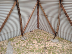 Renforts de charpente sur un hangar.