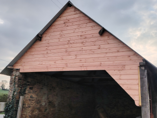 Bardage en douglas sur un pignon.