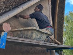 Kiosque en terre crue à Saint-Sulpice-la-forêt