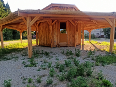 Ombrière de 120m² type halle autour d'une cabane Bois