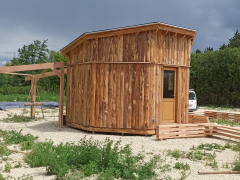Ombrière de 120m² type halle autour d'une cabane Bois