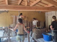 Enduit finitions Terre sur Maison Cob-Drôme