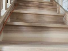 Escalier en bois massif