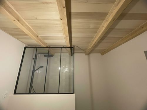 Réfection de Salle de Bain : L’Équilibre Verre & Bois