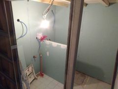 Réfection de Salle de Bain : L’Équilibre Verre & Bois