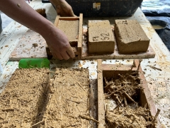 Formatrice pour la mise en œuvre de la paille et de la terre,