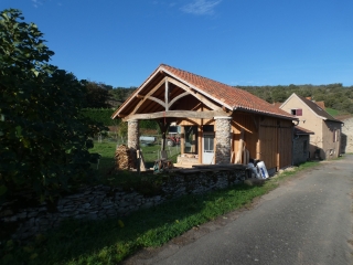 Une extension de grange en matériaux locaux