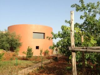 Bâtiment en briques de terre crue locale au Maroc
