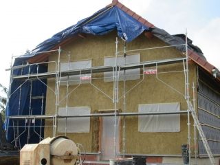 Enduit de corps sur bottes de paille