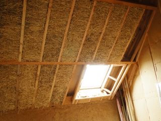 Isolation de toit en paille