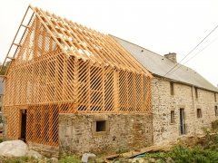 Réalisation d'une extension en bois, paille, terre et chaux.