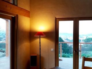Intérieur en terre crue pour une maison bois