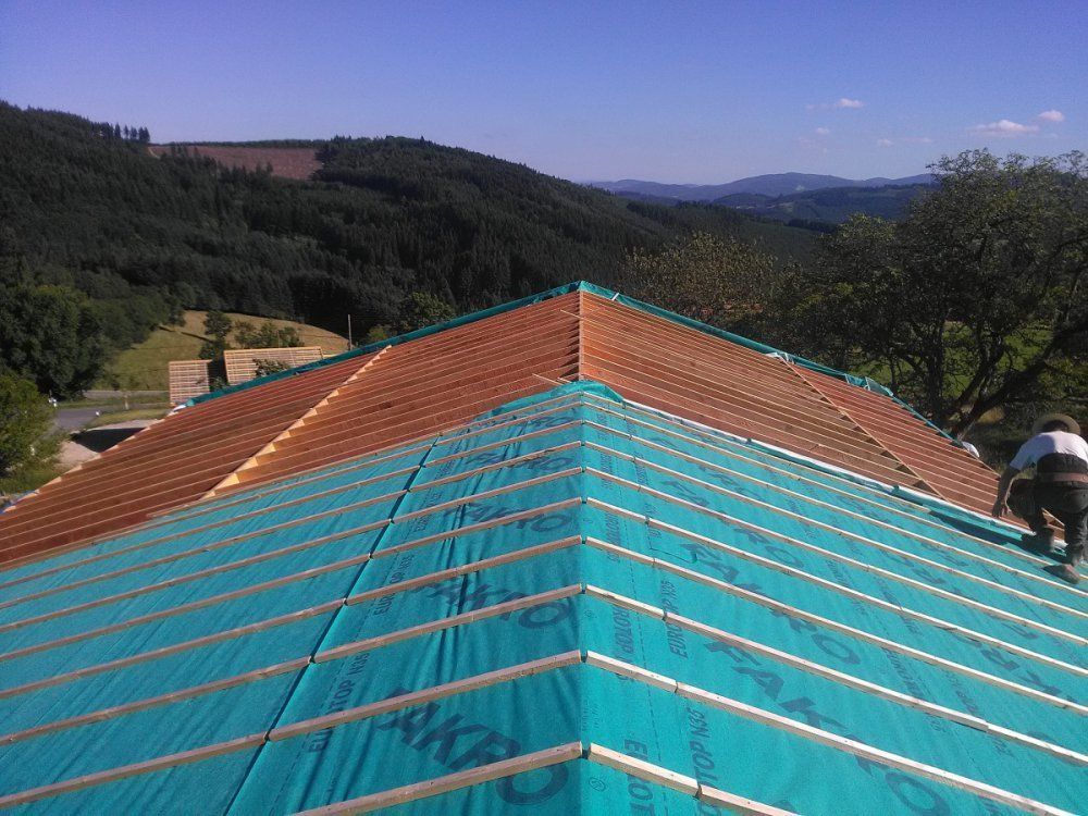 Isoler la toiture en bottes de paille Chantier participatif à Saint