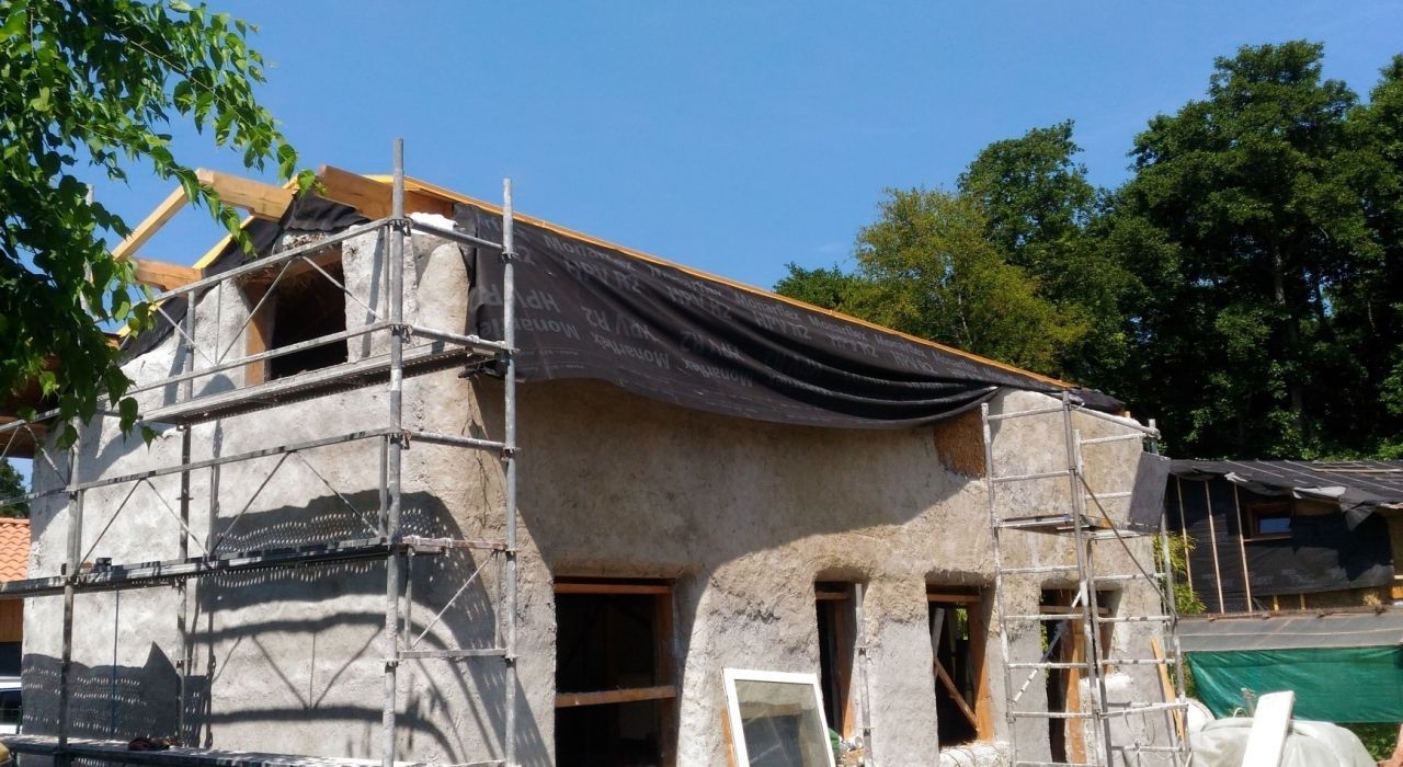Taille et pose de la charpente de l'extension Chantier participatif à