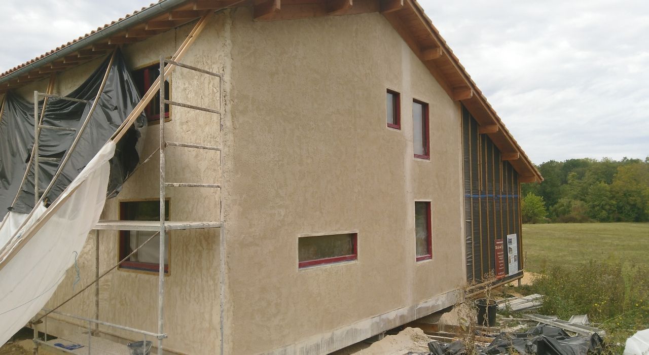 Enduits de corps à la chaux sur mur en paille Chantier participatif à — free download