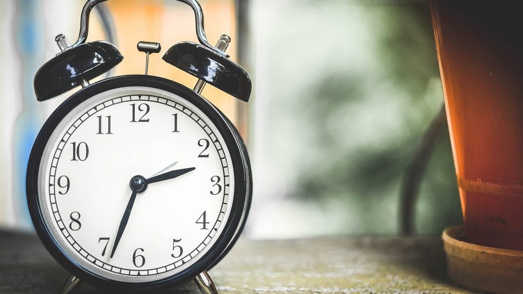 Horloge pour symboliser le temps nécessaire à prévoir pour obtenir un emprunt bancaire, un délai de 6 mois