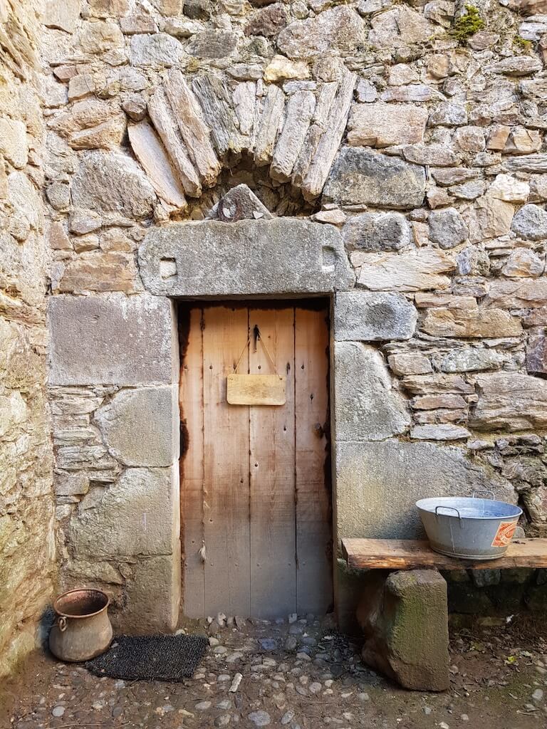 Porte en bois d'une maison en pierre