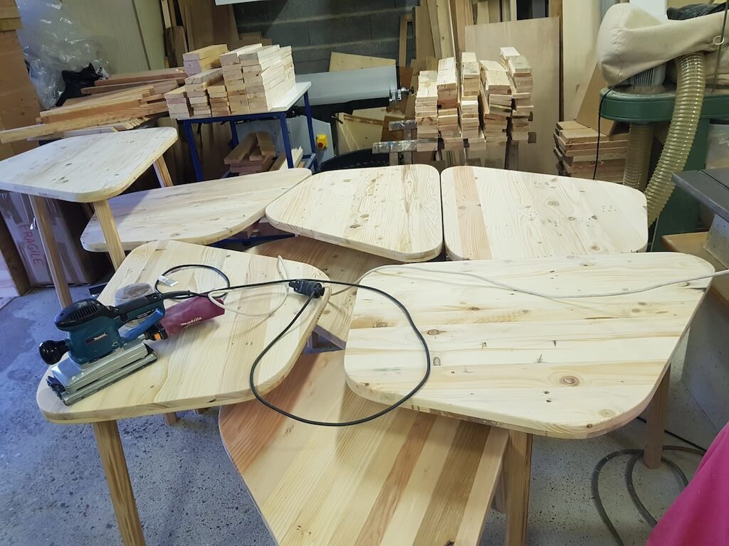 Atelier de construction de meubles en bois en réemploi