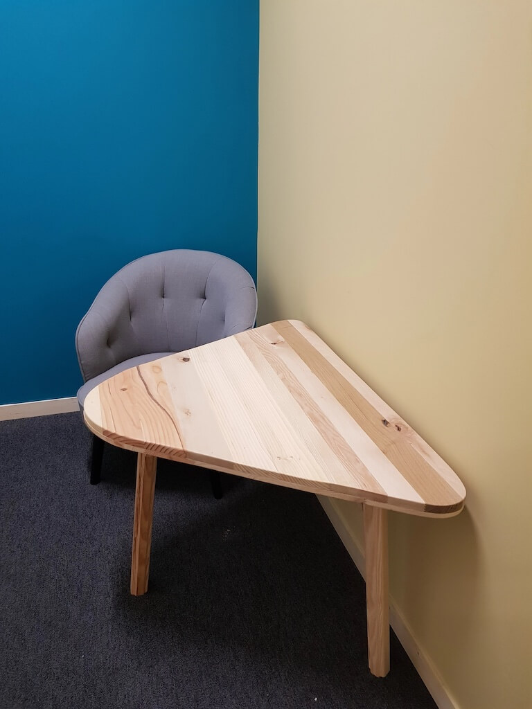 Vue de dessus d'une petite table en bois fabriquée en réemploi