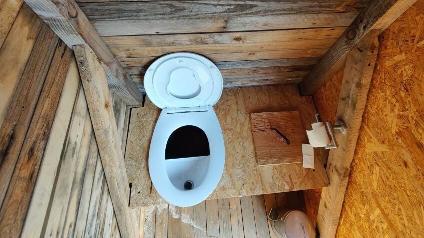 Photo toilettes sèches en autoconstruction lors d'un chantier participatif Twiza